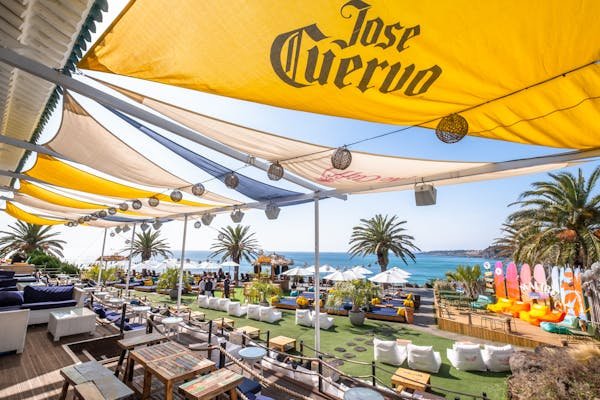 Trois façons de sublimer votre espace avec une voile d'ombrage triangulaire